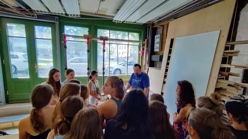 3B in der Tischlerei "Handgedacht"